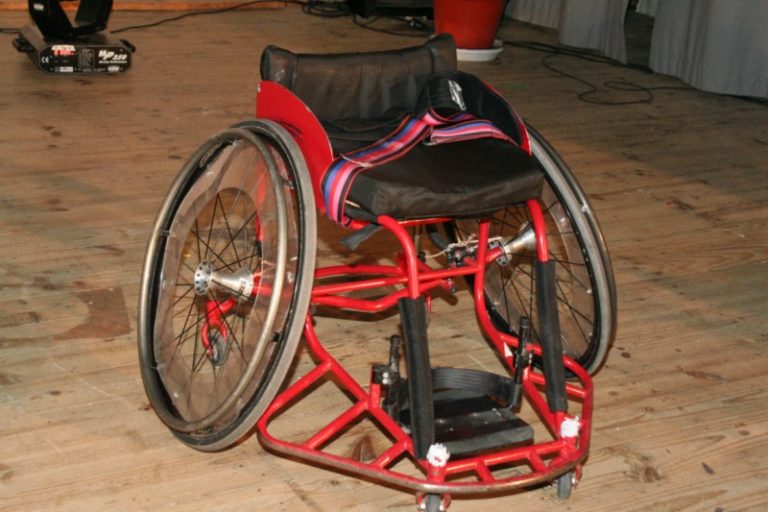Presentación silla ruedas competición para Luis Antonio Tomás