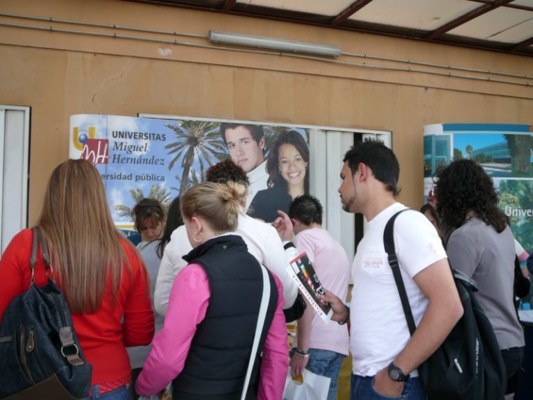 Los estudiantes buscan su futuro en la Feria del empleo y formación