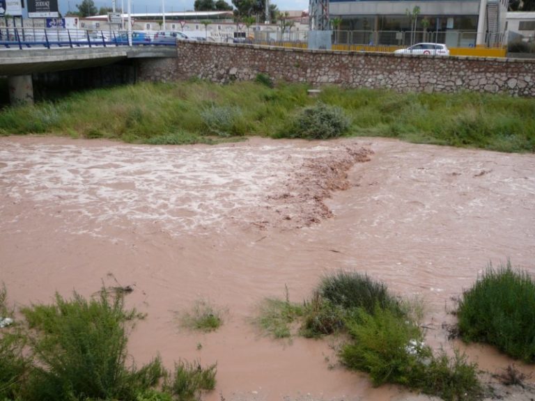 Las fuertes lluvias y el intenso granizo vuelven a causar problemas de circulación e inundaciones