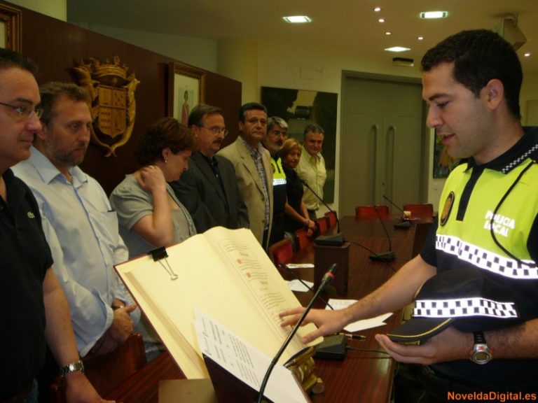 Nueve policías toman posesión de su cargo