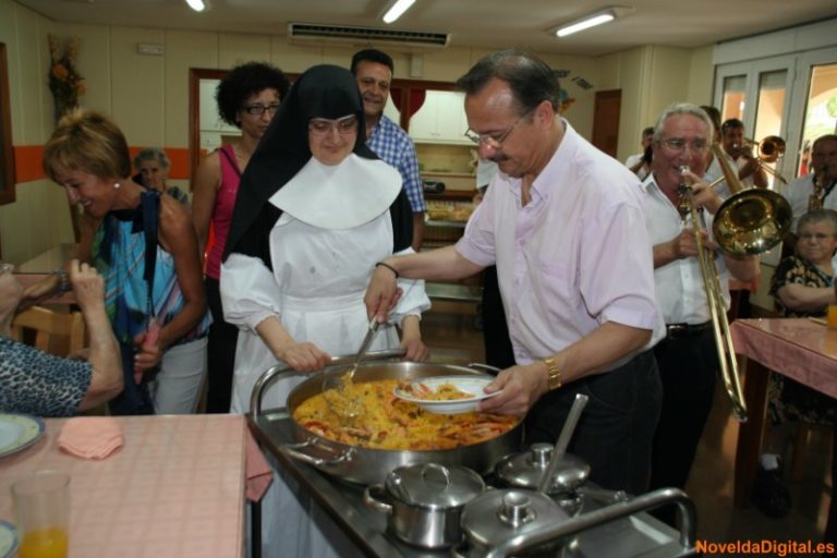 Tradicional comida ofrecida por el Ayuntamiento al Asilo de ancianos