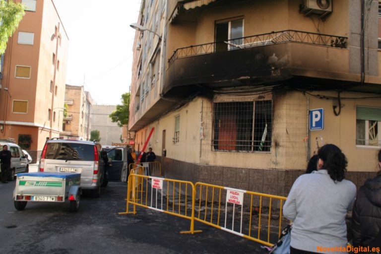 El incendio de un inmueble en la calle Goya obliga a desalojar todo el edificio