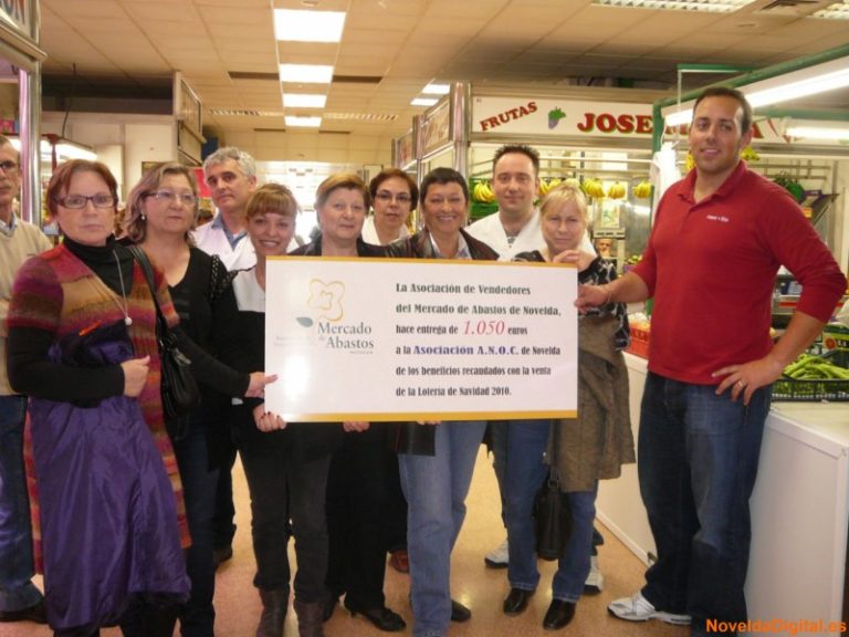 Los vendedores del mercado entregan la recaudación de la lotería a ANOC