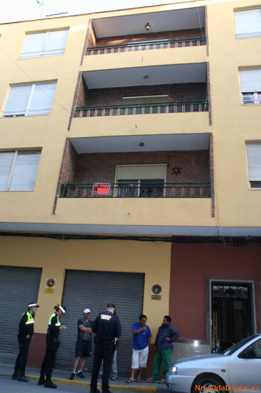 Cae una persona desde un balcón a la calle