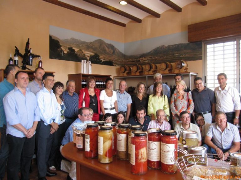 El presidente del Partido Popular y el edil de Agricultura se reúnen con viticultores de la comarca en Algueña