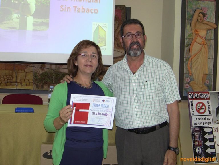 El IES La Mola recibe un premio por luchar contra el tabaquismo