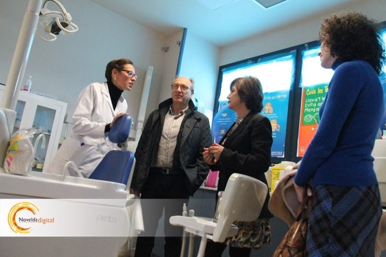 La directora de Salud Pública visita la Unidad de Odontopediatria de Novelda