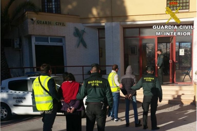 La Guardia Civil detiene en Aspe a dos personas que engañaban a octogenarios pidiéndoles un vaso de agua