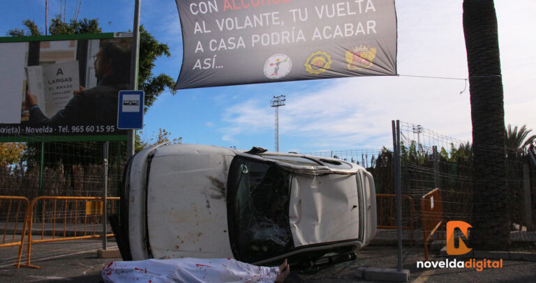 Tráfico realiza una llamativa campaña de precaución al volante con la simulación de un accidente en Novelda