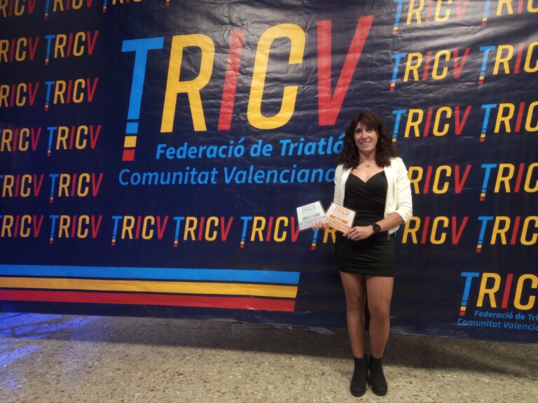 Mari Carmen Iñesta es reconocida en la Gala anual de la Federación Valenciana de Triatlón