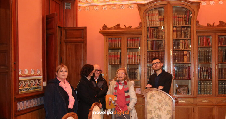 El Gómez Tortosa recibe la visita especial de María González Cort, donante de los muebles originales del inmueble