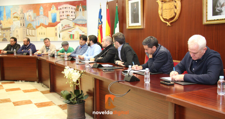 Representantes de las principales poblaciones y asociaciones de la Uva Embolsada del Vinalopó se reúnen en Novelda
