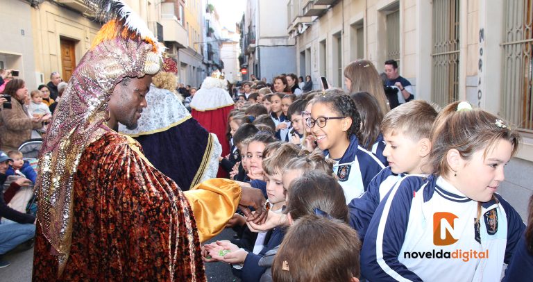 Los Reyes Magos visitan el Colegio Santa María Magdalena de Novelda