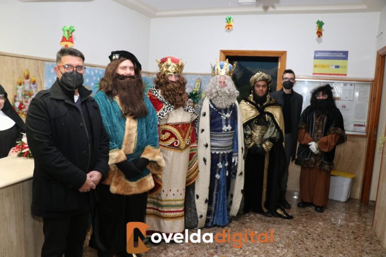 Los Reyes Magos visitan el Asilo de las Hermanitas de los Ancianos Desamparados