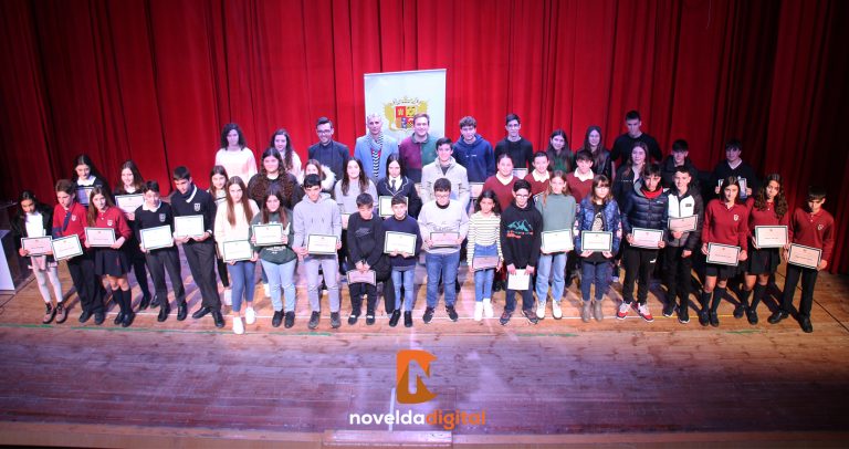 Novelda reconoce a los alumnos premiados por la Generalitat por su rendimiento académico