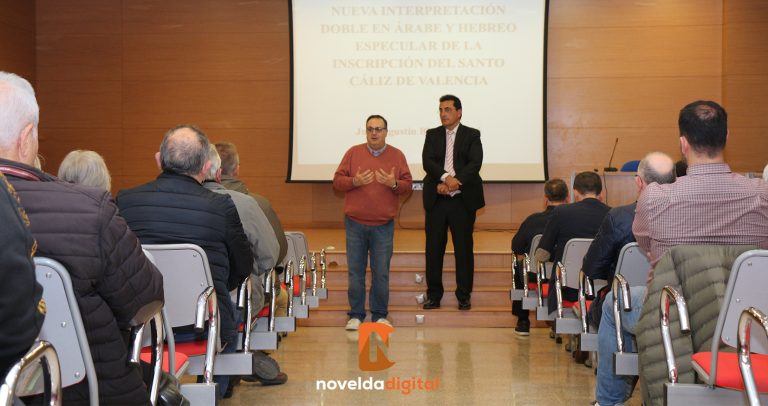 Los Salones Parroquiales acogen una conferencia sobre el Santo Cáliz de Valencia