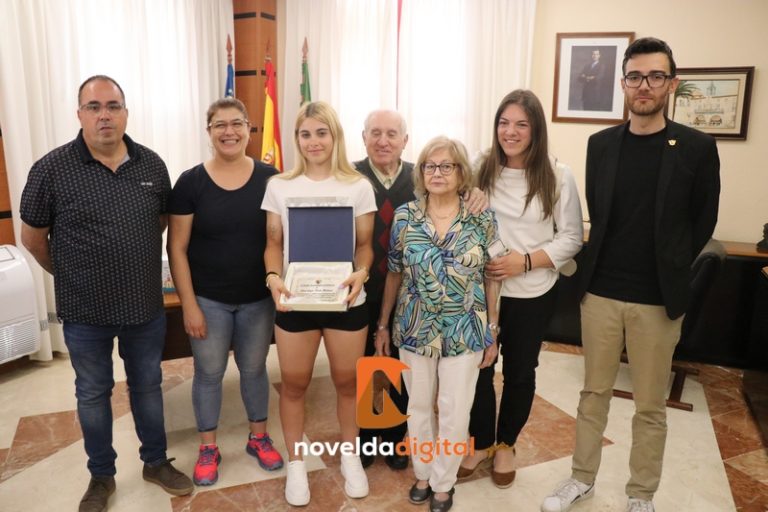 El alcalde recibe a Leyre Toledo, campeona nacional y autonómica de ciclismo en pista