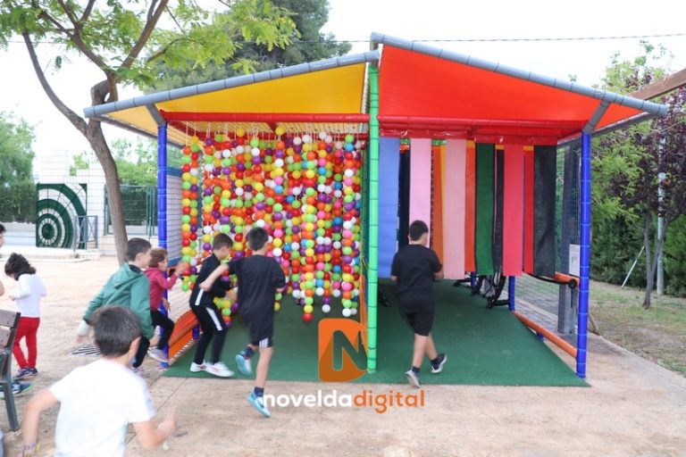 La empresa QualityPark dona a Novelda un parque infantil inclusivo accesible