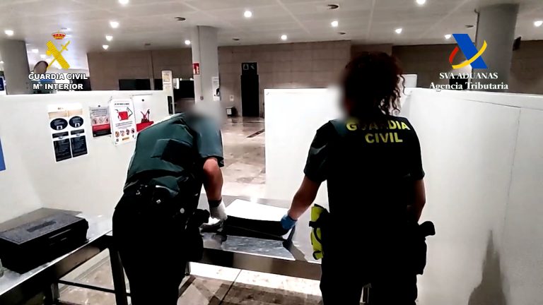 Detenida una mujer en el Aeropuerto de Alicante-Elche por esconder cocaína en una PlayStation 5