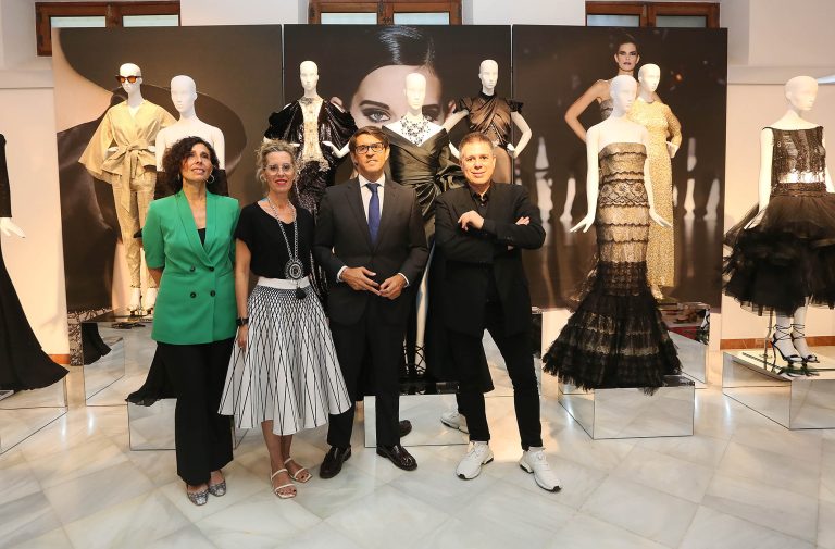 El glamour de Hannibal Laguna conquista Alicante con una exposición inédita