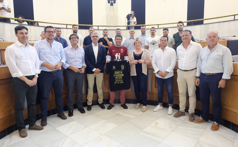 El presidente Carlos Mazón recibe a los jugadores del CD Eldense tras su ascenso a Segunda División