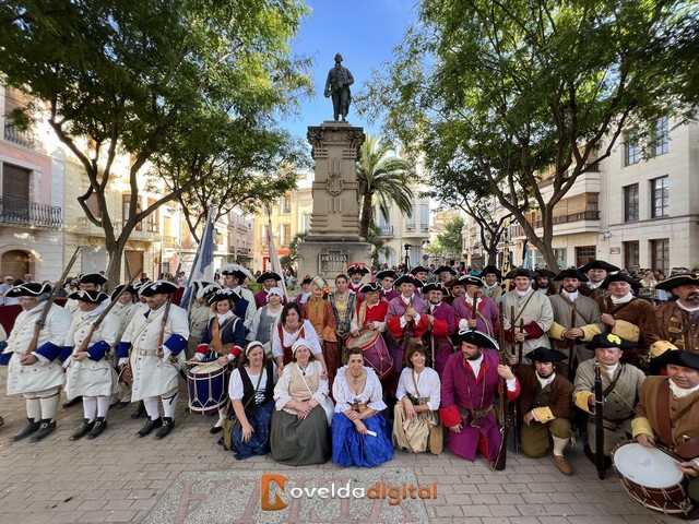 El Homenaje a Jorge Juan con milicias del siglo XVIII llena de color Novelda