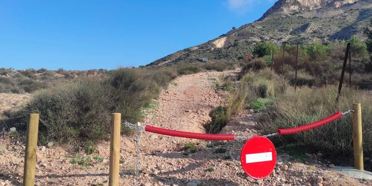 El Ayuntamiento de Novelda instala sistemas de control de acceso al Paraje Natural dels Clots de la Sal i Serra de la Mola