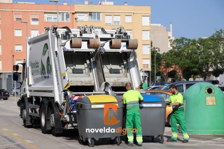 Novelda ya cuenta con los nuevos contenedores de recogida selectiva de residuos