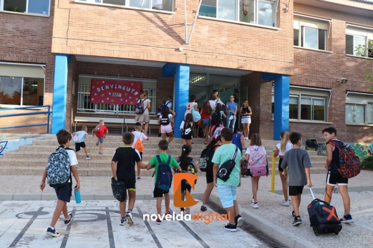 Más de 4.400 jóvenes en Novelda vuelven a las clases tras las vacaciones de verano