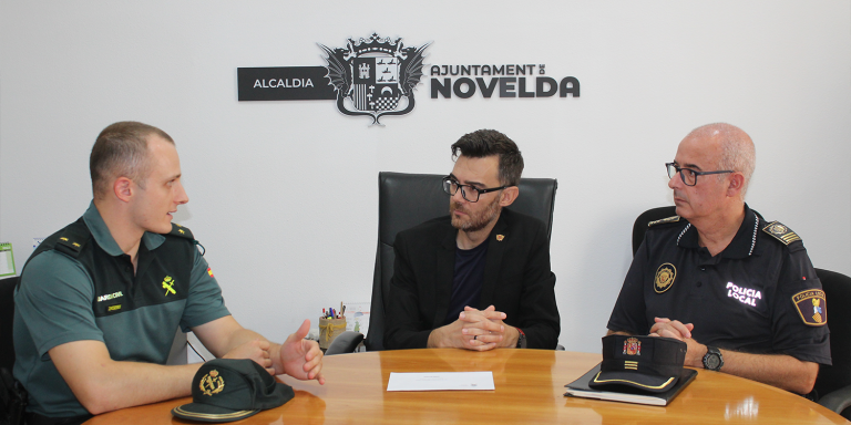 Fran Martínez recibe al nuevo Teniente de la Guardia Civil en Novelda