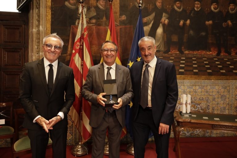 Carmencita premiada con la «Alta Distinción al Mérito Social y Empresarial de la Generalitat Valenciana»
