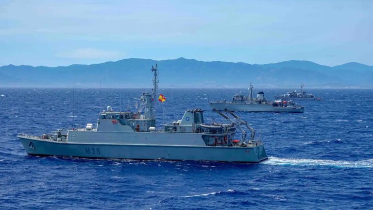 Tres buques cazaminas de la OTAN atracan en el puerto de Alicante