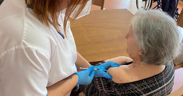 Sanidad inicia la administración conjunta de la vacuna antigripal y frente a la COVID-19