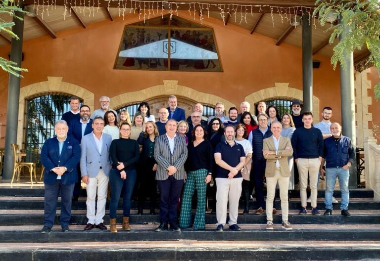 Vectalia reúne a los medios de comunicación en la bodega Casa Sicilia de Novelda