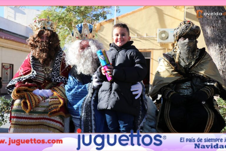 Los Reyes Magos realizan su parada mágica en La Estación de Novelda