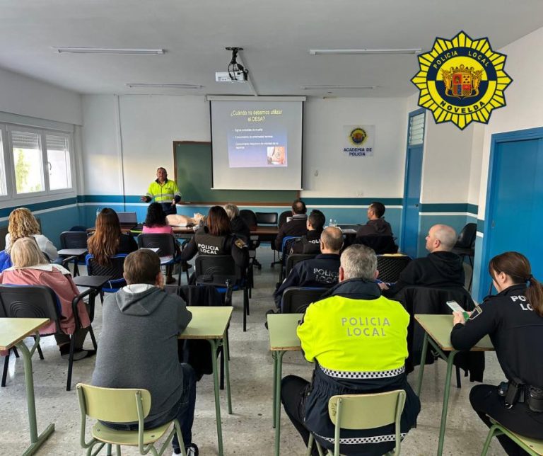 Agentes de la Policía Local de Novelda realizan un curso de DESA