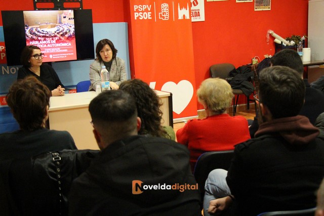 La diputada en les Corts Valencianes Charo Navalón visita la sede del PSOE Novelda