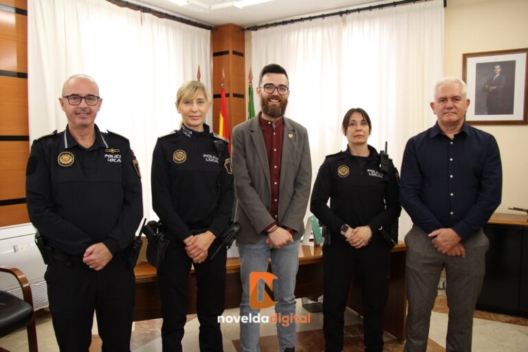 Las agentes de la Policía Local galardonadas con el ‘Premio Importantes’ del Diario Información son recibidas por el alcalde de Novelda