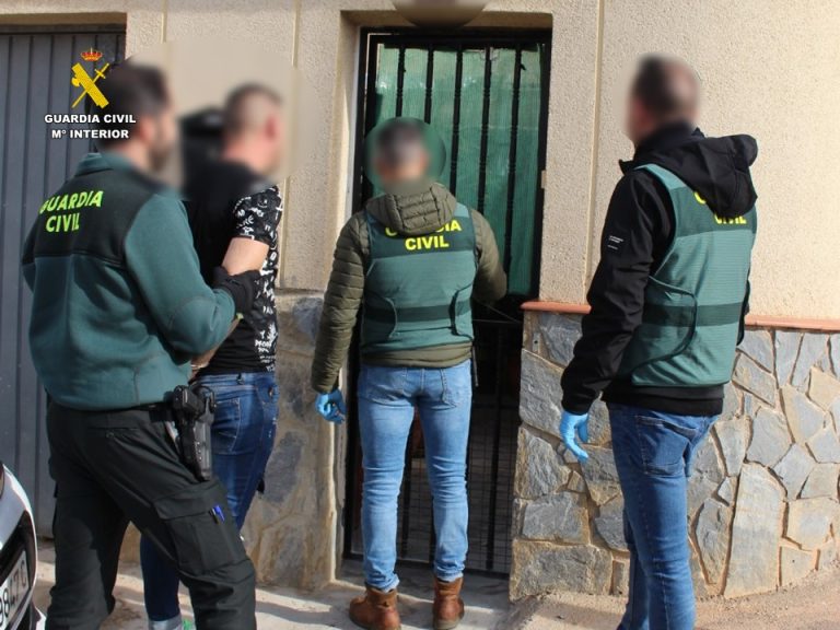 La Guardia Civil detiene a dos personas por diversos robos con arma blanca en Aspe y Crevillente