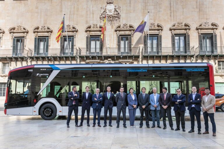 Alicante presenta 18 nuevos autobuses urbanos eléctricos ‘Cero Emisiones’ valorados en 13 millones de euros