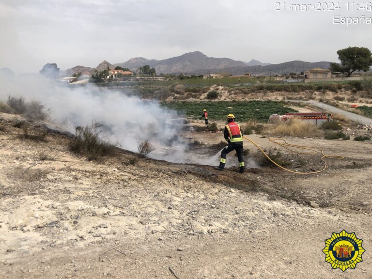 Una quema de restos de poda provoca un incendio en la Horna Alta de Novelda