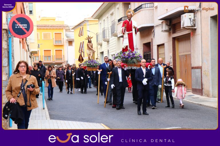 San Pedro Arrepentido y el Cristo de los Azotes procesionan por las calles de Novelda