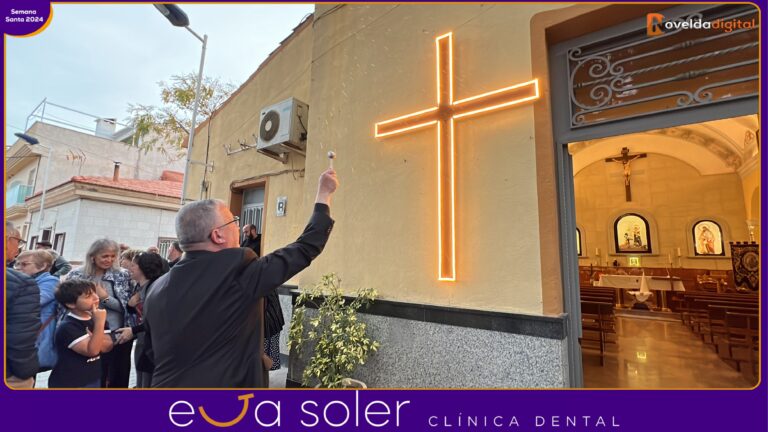 La Cruz de la Pasión enciende su luz en la parroquia de San Pascual