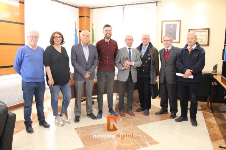 El alcalde de Novelda recibe a la nueva junta directiva de la Asamblea Amistosa Literaria
