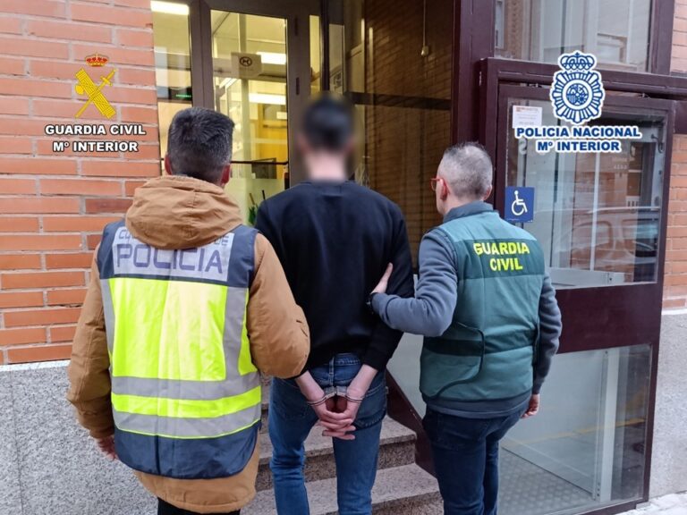 La Guardia Civil y la Policía Nacional detienen a un varón por robar, cuchillo en mano, en cinco establecimientos de Elda, Petrer y Sax