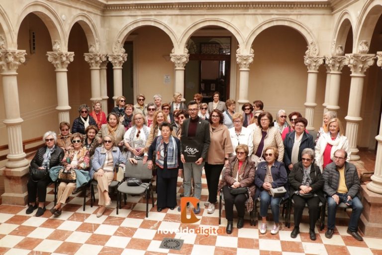 La asociación de Amas de Casa, Consumidores y Usuarios de Lorca visita Novelda