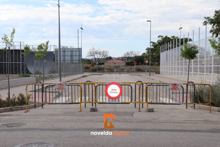 La calle Cronista José Cremades de Novelda ya es peatonal a su paso por el Ride Park