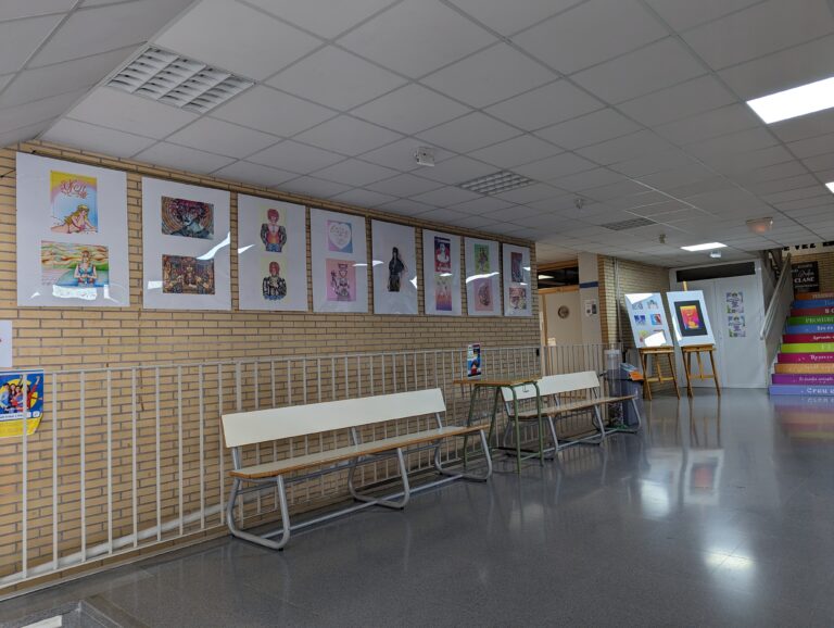 El hall del IES Vinalopó se engalana con una exposición de la artista Montse Cutillas