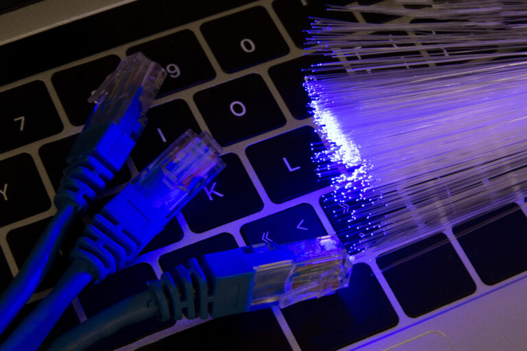 ¿Deben las empresas optar por una conexión de fibra óptica dedicada?