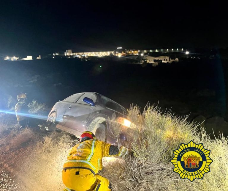 Rescatados cuatro jóvenes en un accidente de tráfico en un camino rural de Novelda